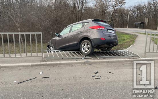Знесений паркан та частковий кювет: на Дніпровському шосе вдарилися фура і Hyundai