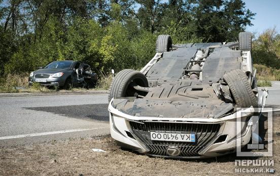 Один керманич загинув, інший – у лікарні: на трасі Дніпро – Кривий Ріг в автотрощу потрапили Lexus і Hyundai