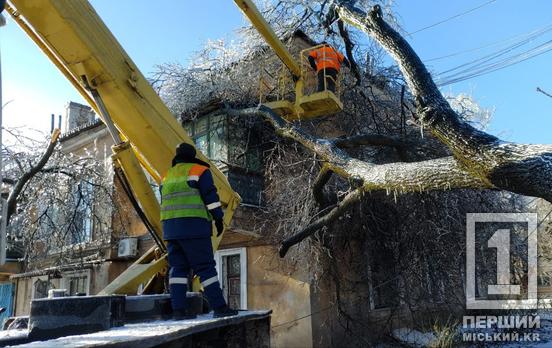 Працюють на межі можливостей: Кабмін готує доплати для енергетиків, які відновлюють мережі після прильотів
