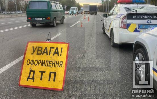 На швидкості влетів у вантажівку: у Кривому Розі на Дніпровському шосе сталася ДТП за участі легковика та фури