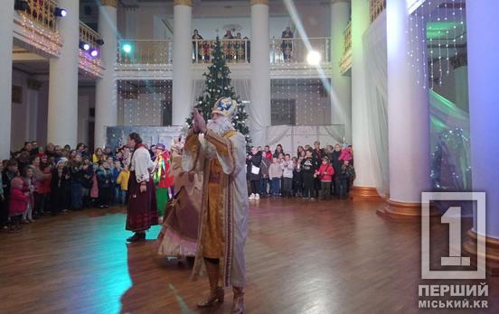 Святкові заходи з нагоди Різдвяних та Новорічних свят сьогодні були проведені у Кривому Розі ще для  понад 300 дітей пільгових категорій