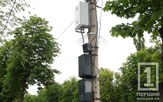 Безпека на дорогах під час блекаутів: у Кривому Розі продовжують обладнувати світлофори джерелами безперебійного живлення
