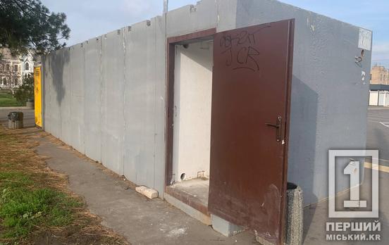 Спалені двері та сліди від взуття на стінах: на Довгинцево невідомі сплюндрували модульне укриття