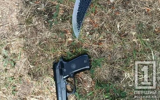 Криворізькі патрульні затримали чоловіка, що вийшов на прогулянку містом озброєним до зубів