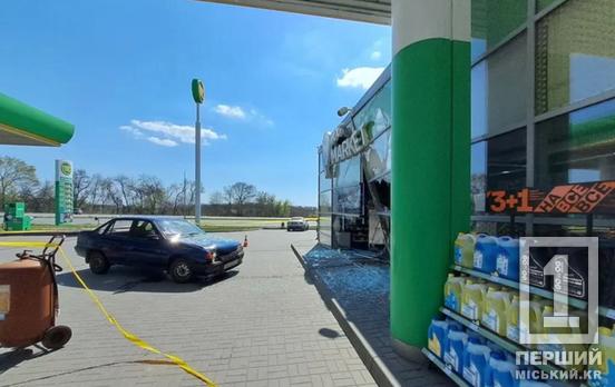 На трасі з Дніпра до Кривого Рогу Opel влетів у АЗС