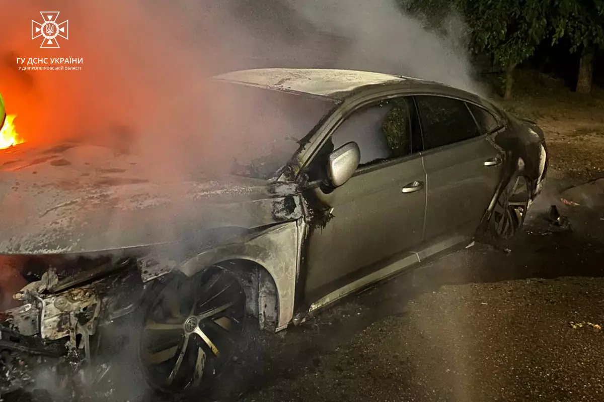 Вночі у Кривому Розі горіли дві автівки, люди не постраждали