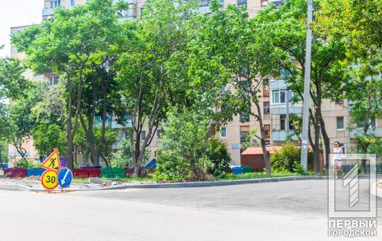 В Кривом Роге в рамках проекта мэра по благоустройству микрорайона 4-го Заречного строят площадки, ремонтируют дороги и устанавливают новые контейнеры