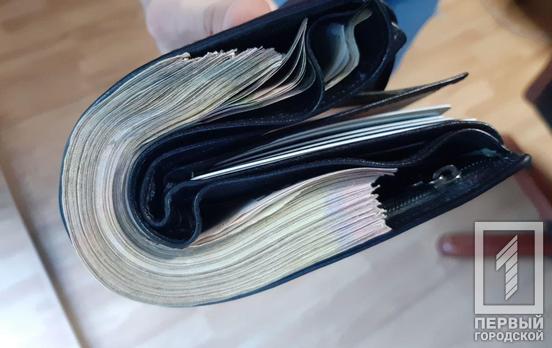 В Кривом Роге в раздевалке спортклуба у мужчины похитили барсетку с деньгами