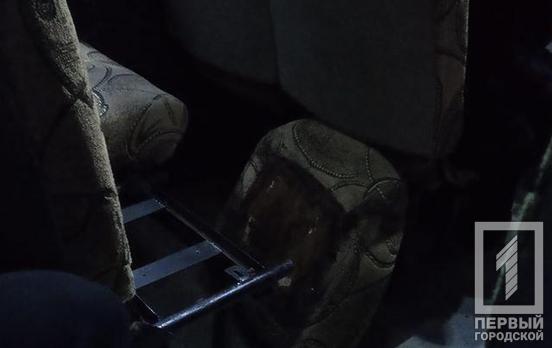 В Кривом Роге в одной из маршруток пассажиры не могут ехать сидя из-за сломанного сидения, – соцсети