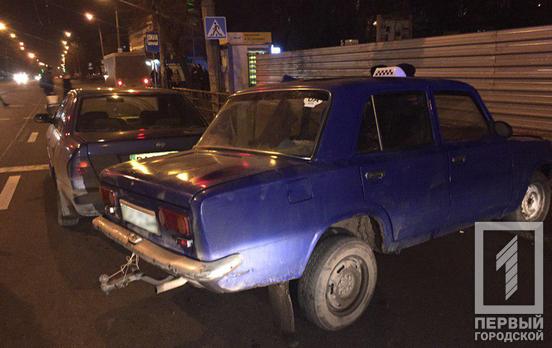Отказали тормоза: в Кривом Роге «ВАЗ» въехал в ограждение и зацепил иномарку