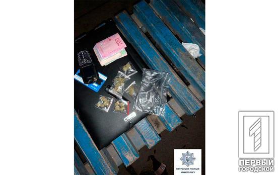 Патрульные полицейские Кривого Рога задержали мужчину с марихуаной