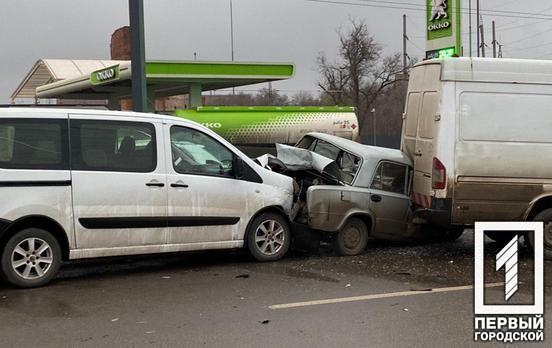 Цепная реакция: в Кривом Роге машину зажало и смяло в результате аварии