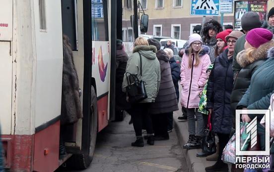 У громадському транспорті, що курсує у «червоних» епідемічних зонах, можуть дозволити проїзд стоячим пасажирам, – заява