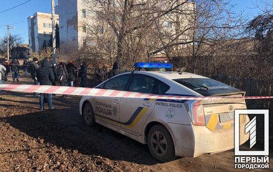 Во дворе частного дома в Кривом Роге нашли труп неизвестного мужчины