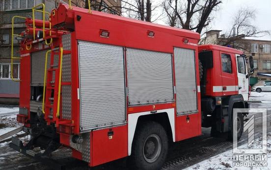 Недалеко от Кривого Рога спасатели достали из сугроба автомобиль скорой помощи и грузовик