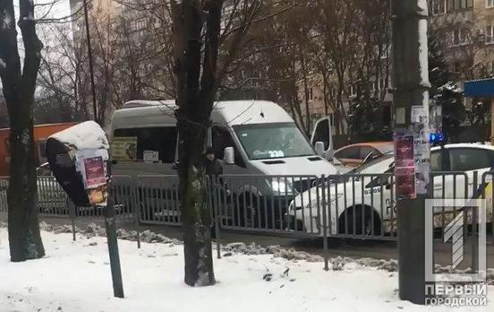 В Кривом Роге водитель за рулём маршрутки пытался скрыться от патрульных