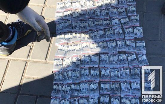 Почти 1000 доз: в Кривом Роге задержали мужчину с пакетом наркотиков