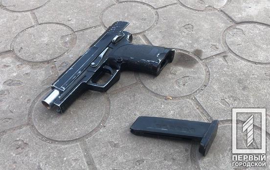 В Кривом Роге неадекватный мужчина с пистолетом пытался ворваться в магазин