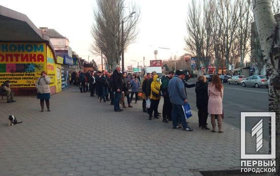 В центре Кривого Рога образовались очереди на остановках общественного транспорта, – фотофакт