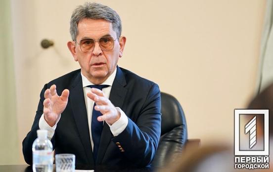 Министр здравоохранения Илья Емец предлагает для медиков, которые борются с коронавирусом, ввести почасовую оплату