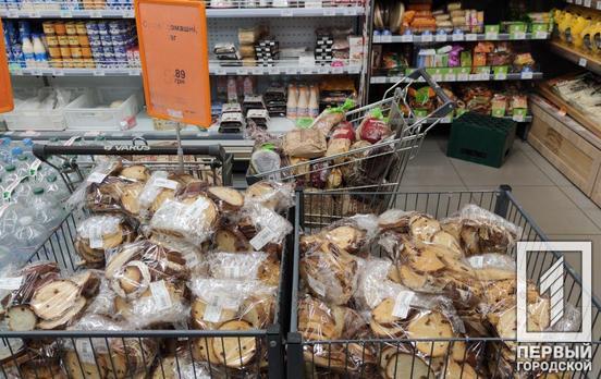 В супермаркете Кривого Рога чёрствые паски пустили на сухари, – фотофакт