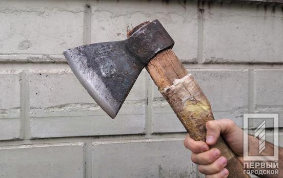 В Кривом Роге мужчина угрожал людям топором и тубусом от гранатомёта