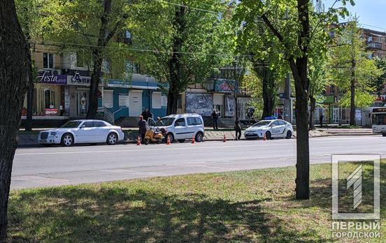 В Кривом Роге столкнулись мотоцикл и автомобиль, пострадал водитель двухколёсного