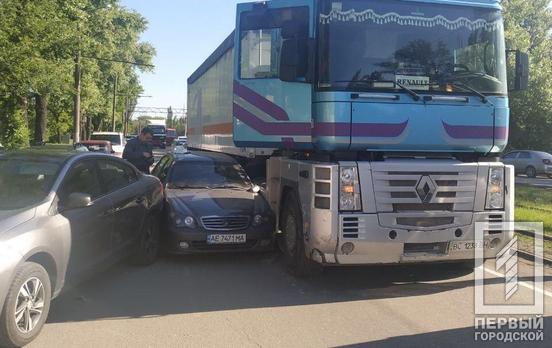 В Кривом Роге столкнулись две легковушки и грузовик