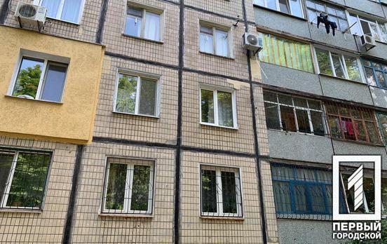 В Кривом Роге девочка-подросток упала из окна второго этажа