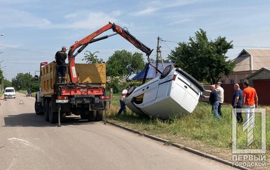 В Кривом Роге в результате столкновения с легковушкой перевернулся Opel