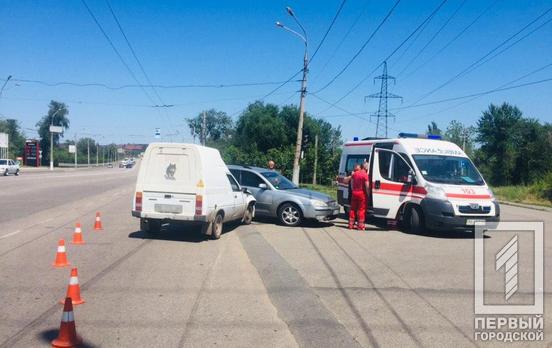 В Кривом Роге столкнулись две легковушки, есть пострадавший
