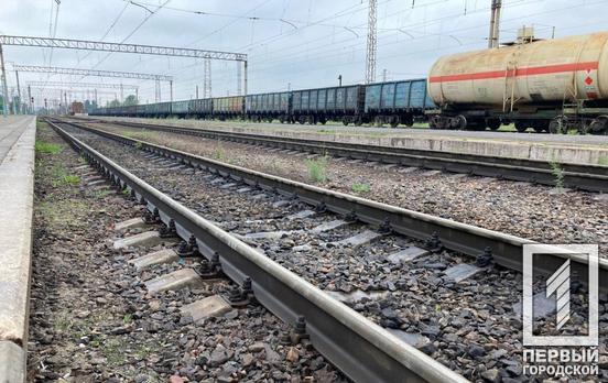 В Кривом Роге неизвестные запрыгнули на железнодорожные вагоны и пытались украсть арматуру