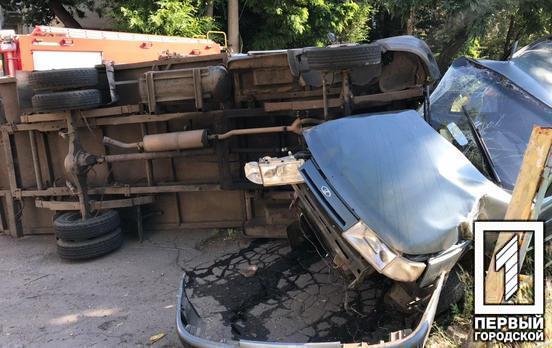 В Кривом Роге после столкновения перевернулись две машины