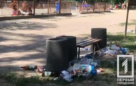 Необъяснимо, но факт: отдыхающие на одном из пляжей Кривого Рога оставляют мусор не в урнах, а возле них, – соцсети