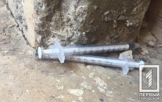 Возле школы в Кривом Роге патрульные выявили мужчину со шприцем «ширки»