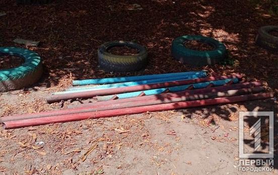 В Кривом Роге двое неизвестных разрушили детскую площадку