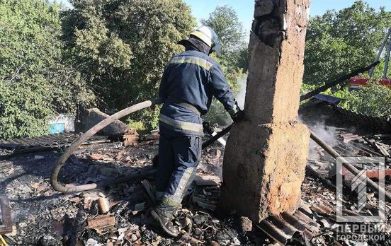 Под Кривым Рогом на пожаре полностью выгорела крыша жилого дома