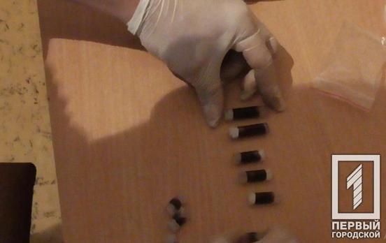 Полицейские Кривого Рога изъяли у горожанина опий и выручку от продажи наркотика