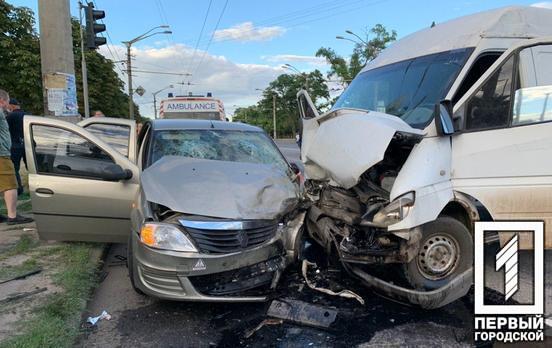 В Кривом Роге столкнулись Sprinter и легковушка, пострадали шесть человек