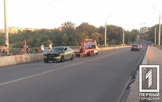 В Кривом Роге на мосту загорелся автомобиль
