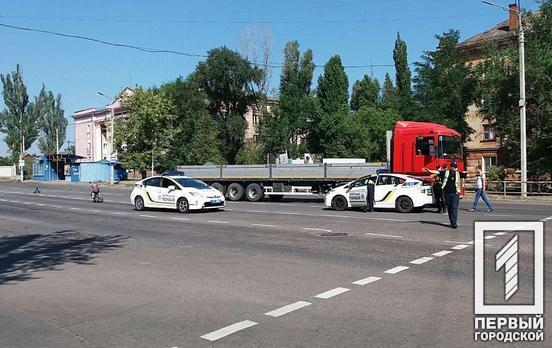В Кривом Роге фура столкнулась с мопедом, травмы получила водитель двухколёсного