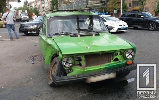 В Кривом Роге на проспекте Гагарина Volkswagen столкнулся с «ВАЗом»