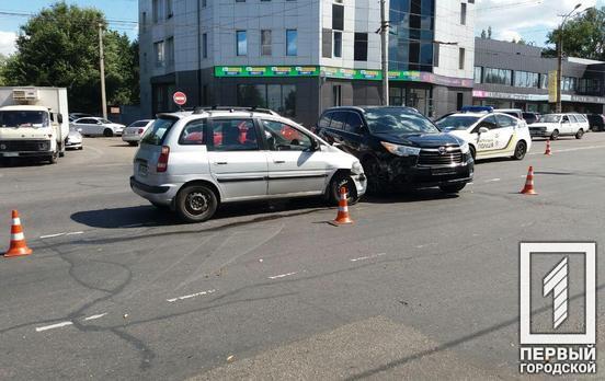 В центре Кривого Рога дорогу не поделили легковушка и внедорожник, движение затруднено