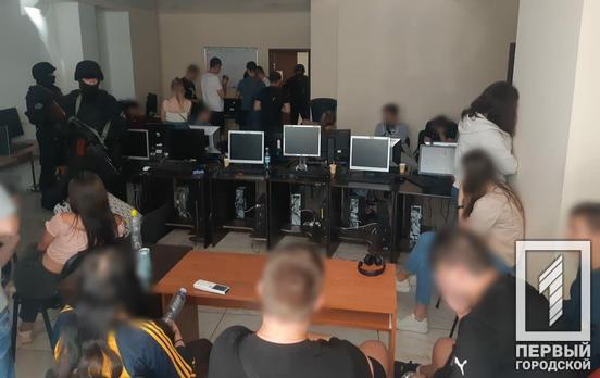 Выманивали данные банковских карт: в Кривом Роге пресекли работу фейкового кол-центра