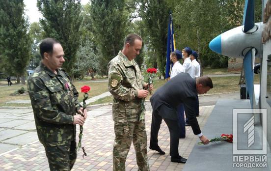 В Кривом Роге минутой молчания почтили память защитников Украины