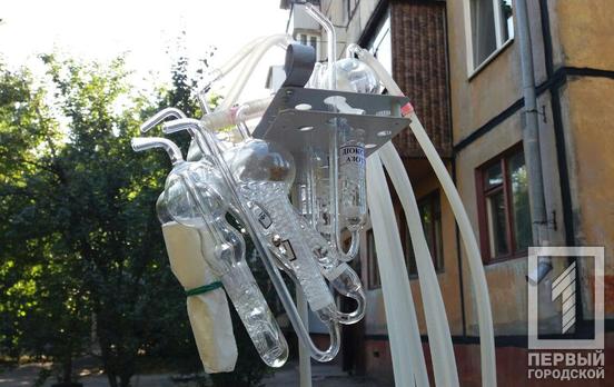 Экологи Кривого Рога отобрали пробы воздуха на одной из оживлённых улиц Металлургического района