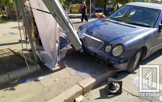 В Кривом Роге автомобиль сбил двоих человек и влетел в рекламную конструкцию