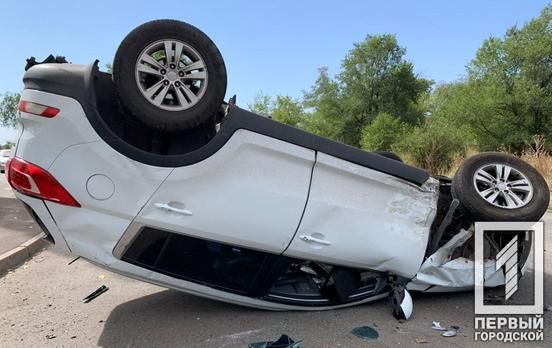 В результате столкновения в Кривом Роге автомобиль  перевернулся на крышу, есть пострадавшие
