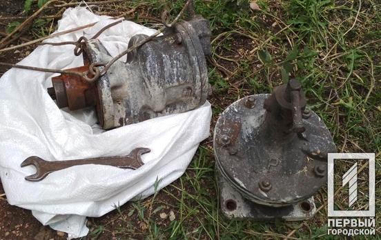 В Кривом Роге полиция задержала мужчину, который снимал металлические детали с вагона