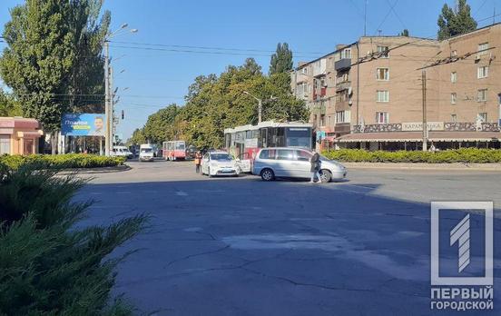 В Кривом Роге столкнулись трамвай и микроавтобус